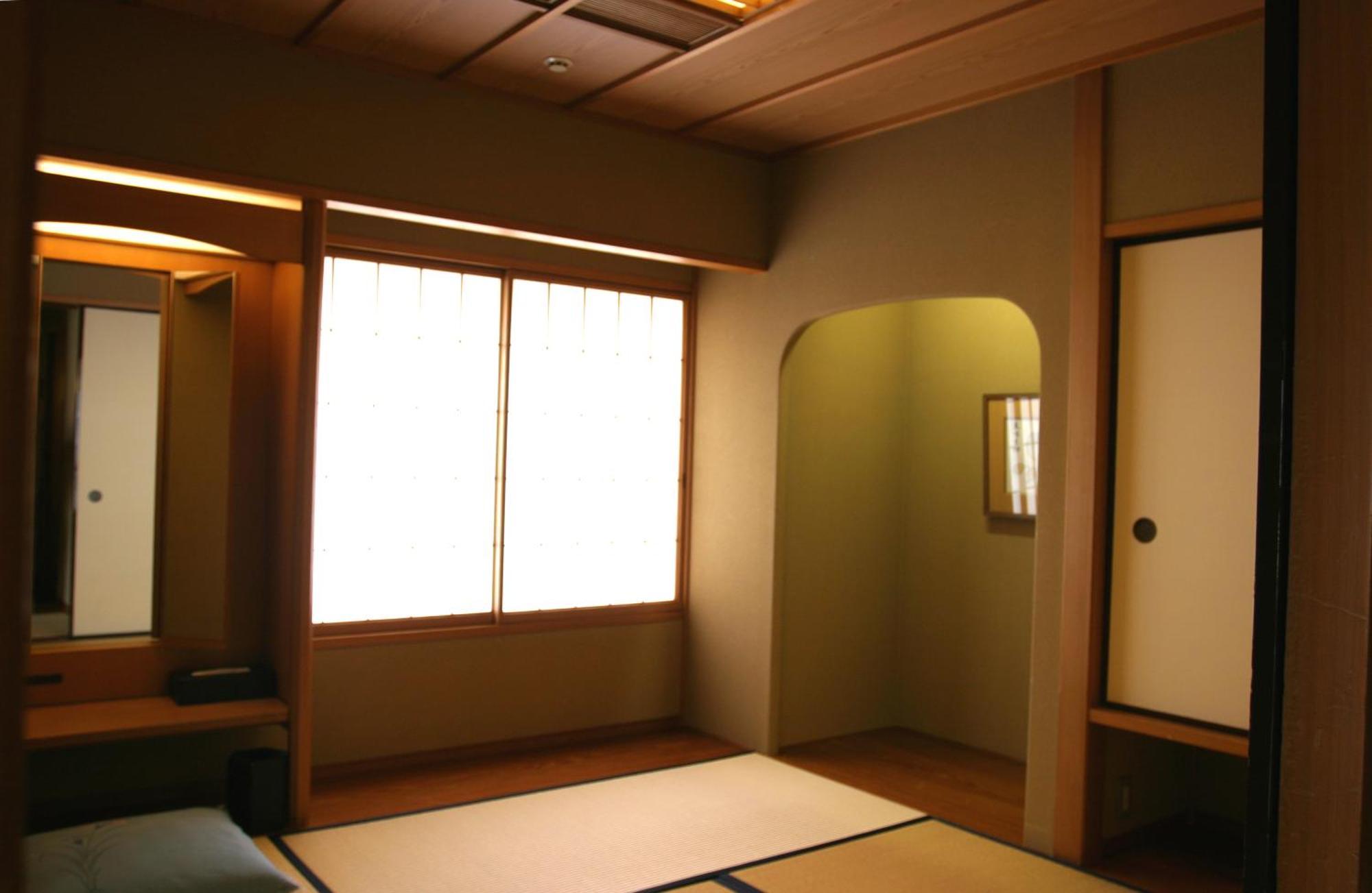 Hotel Wakamizu Такарадзука Номер фото